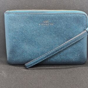 COACH 💙 EUC WRISTLET (metallic BLUE)